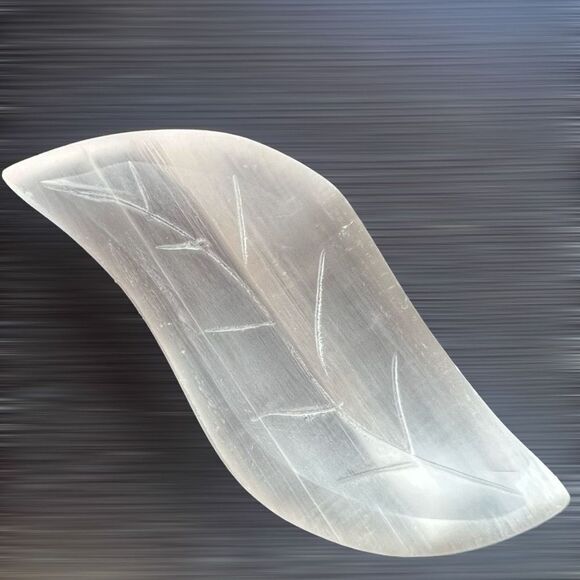 Selenite Crystal Leaf Carving‎ - Picture 1 of 9